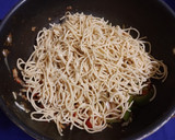*செஷ்வான் வெஜ், ஹக்கா நூடுல்ஸ்*(schezwan veg hakka noodles recipe in tamil) ரெசிபி ஸ்டேப் 9 புகைப்படம்