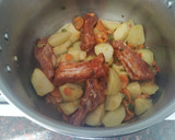 Foto del paso 3 de la receta: Costillas adobadas guisadas con patatas, guisantes y zanahorias