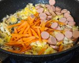 Foto langkah ke 3 dari resep Nasi Goreng Sosis Wortel.