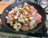 Une image de l'étape 8 de Poulet caramélisé au gingembre, champignons et carottes.