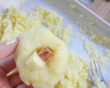 Foto del paso 4 de la receta: Bolitas de patata rellenas de queso Morbier y salchicha
