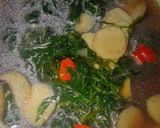 Foto langkah ke 4 dari resep Cah kangkung bakso ikan.