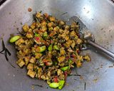 Foto langkah ke 4 dari resep Tumis Teri Tempe Daun Jeruk.
