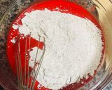 A picture of step 4 of Red velvet cupcakes🤤.