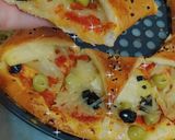 صورة لخطوة 9 من وصفة بيتزا 🍕 بعجينة سحرية 😋 وشكل رائع 👍❤️