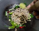 Foto langkah ke 3 dari resep Tumis Usus Ayam.