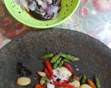 Foto langkah ke 3 dari resep Telur Dadar Sayur Sambal Kecap.