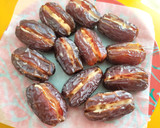 Foto del paso 1 de la receta: Dátiles con crema de cacahuete y chocolate