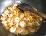 Foto langkah ke 4 dari resep Udang Wortel saus tiram.