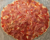 Foto del paso 5 de la receta: Pizza de jamón serrano con aceitunas negras