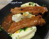Hình bước làm 1 của món SƯỜN NẤU NHO KHÔ, KEM KHOAI TÂY, BRUSCHETTE ALIO, SALAD