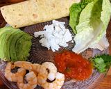 Une image de l'étape 1 de Wrap crevette-avocat-feta.