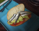 Foto del paso 2 de la receta: Bocadillo de sardinas con aguacate, tomate y papas fritas
