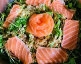 Hình bước làm 4 của món Salad bông chuối, cải mầm ngọt, và cá hồi