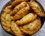 मावा गुजिया चाशनी भरी(Mawa Gujiya Dipped in Sugar Syrup recipe in hindi) रेसिपी चरण 8 फोटो