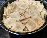 Foto del paso 1 de la receta: Raviolis de ricota y espinacas con pesto de espinacas