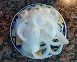 Foto del paso 1 de la receta: Aros rebozados de cebollas
