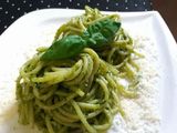 Sos pesto făcut în casă cu spaghetti