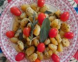 Foto del passaggio 2 della ricetta Gnocchi al rosmarino e salvia