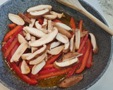 Foto del paso 3 de la receta: Solomillo de cerdo con pimientos y setas shiitake