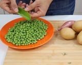 Foto del paso 1 de la receta: Crema de guisantes o hummus verde con crutones crujientes