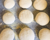Foto del paso 2 de la receta: Pancitos caseros 🤗ideales para rellenar 🍞🥖