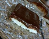 صورة لخطوة 4 من وصفة تحلية جوز الهند و صوص الشوكولاطة 🥥🍫