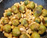 Foto del paso 7 de la receta: Alubias blancas con coles de Bruselas especiadas