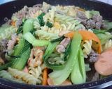 Hình bước làm 3 của món Nui xoắn xào thập cẩm