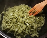 Foto del paso 24 de la receta: Fetuccine de espinacas en salsa bechamel de albahaca