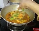 A picture of step 3 of Spring Onion Prawns Curry.