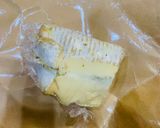 Hình bước làm 3 của món Đĩa phô mai thịt nguội với bánh mì chua và sốt chấm tỏi ô liu