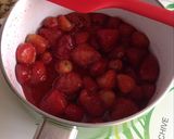 صورة لخطوة 3 من وصفة كيك الشوكولاتة والفراولة بالصوص اللامع 🍓
