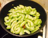 Hình bước làm 8 của món Bí xanh xào thịt gà ngày tình nhân.