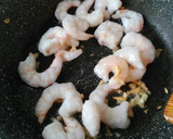 Foto del paso 1 de la receta: Pasta con espinacas, gambas y beicon