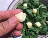 Foto del paso 2 de la receta: Mediterranean Popeye(Ensalada de espinacas ”A la europea”)