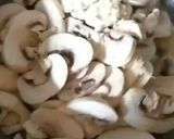 صورة لخطوة 1 من وصفة بيتزا بالخضر الطازجة والفطر الطري وبدون صلصة طماطم 😋😋😋🍕🍕