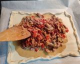 Foto del paso 8 de la receta: Empanada de hojaldre con bacon, cebolla, pimiento rojo, champiñones y nata para cocinar
