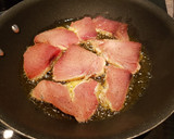 Foto del paso 1 de la receta: Atún en salsa de vino manzanilla