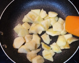 Foto del paso 3 de la receta: Empanada de morcilla manzana y piñones