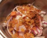 Foto del paso 14 de la receta: Lomo de cordero, con cebollas caramelizda, cirulas, pasas y crujiente de almendras