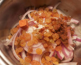 Foto del paso 14 de la receta: Lomo de cordero, con cebollas caramelizda, cirulas, pasas y crujiente de almendras