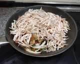 Foto del paso 3 de la receta: Taco de lechuga con pollo desmechado sazonado