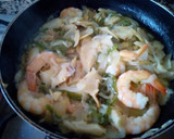 Foto del paso 11 de la receta: Bacalao frito con langostinos, cebollas y pimiento