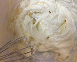 Foto del paso 2 de la receta: Buttercream de coco de dos colores
