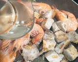 Foto del paso 5 de la receta: Bonito encebollado con langostinos y patatas