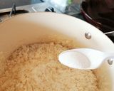 Foto del paso 3 de la receta: Arroz blanco esponjoso 🍙🍚