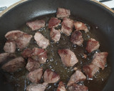Foto del paso 2 de la receta: Carne con tomate frito