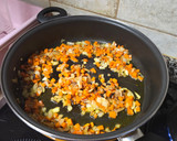 Foto del paso 2 de la receta: Arroz salteado con ternera y frutos secos