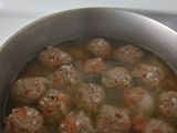 Albóndigas, salsa y arroz